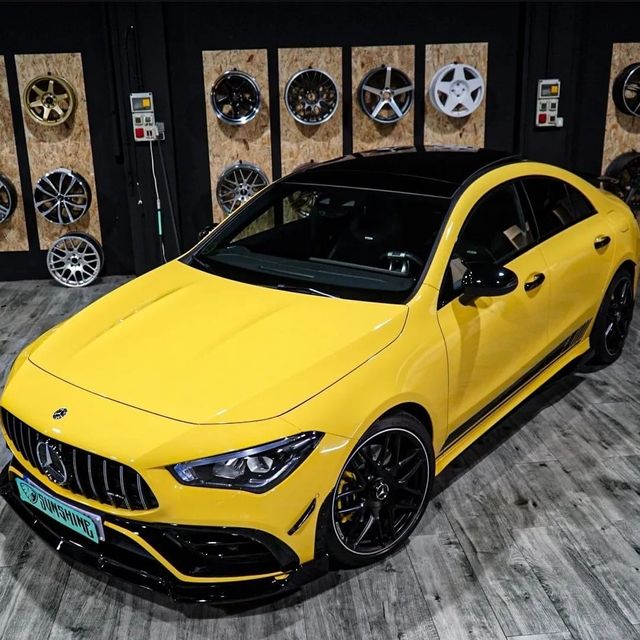 Coche Mercedes amarillo