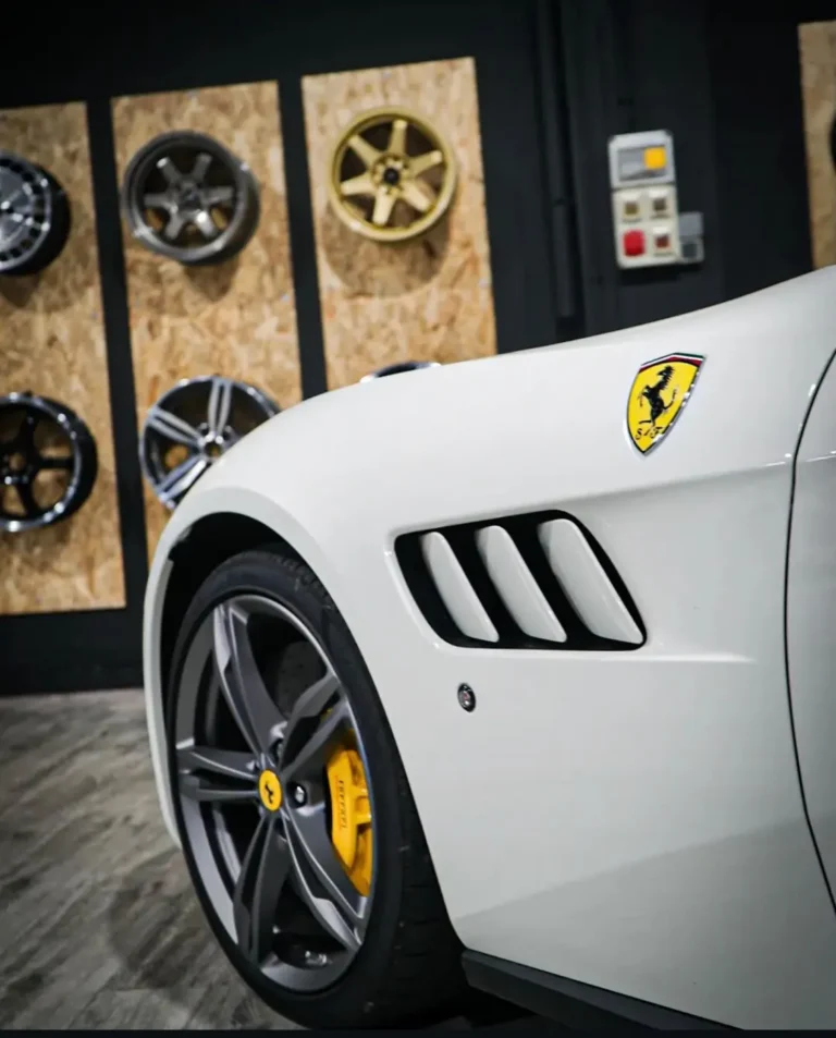 Ferrari con lunas tintadas en Terrassa