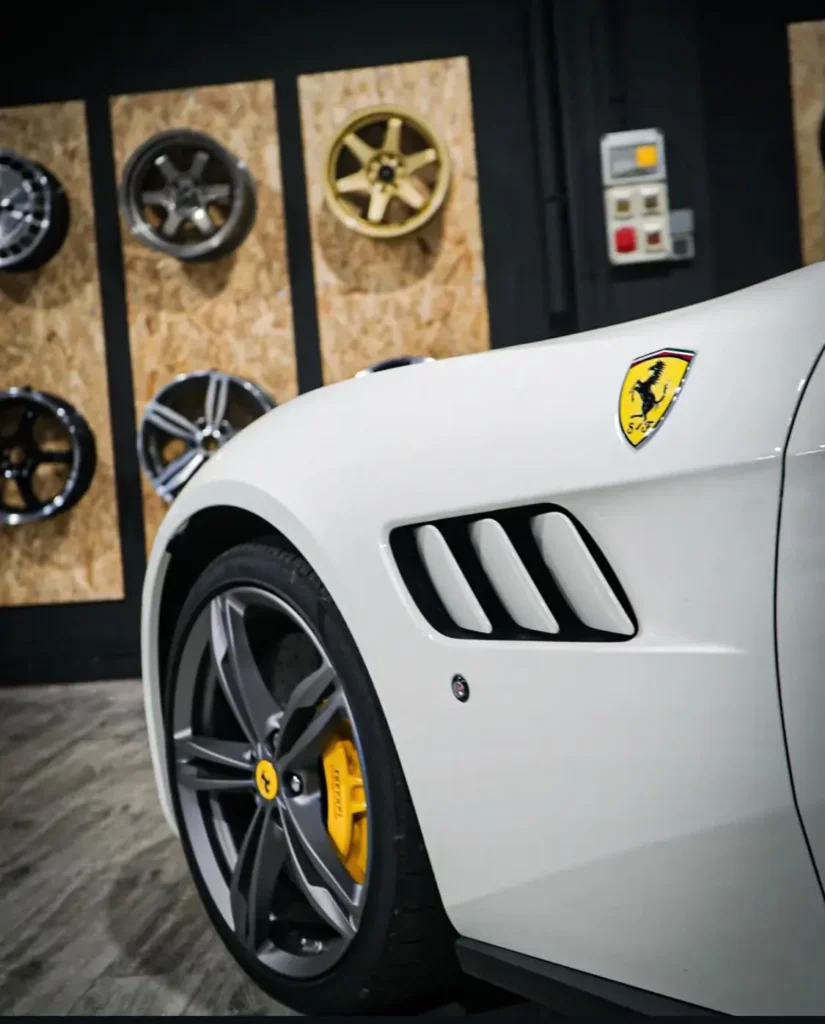 Ferrari con lunas tintadas en Terrassa