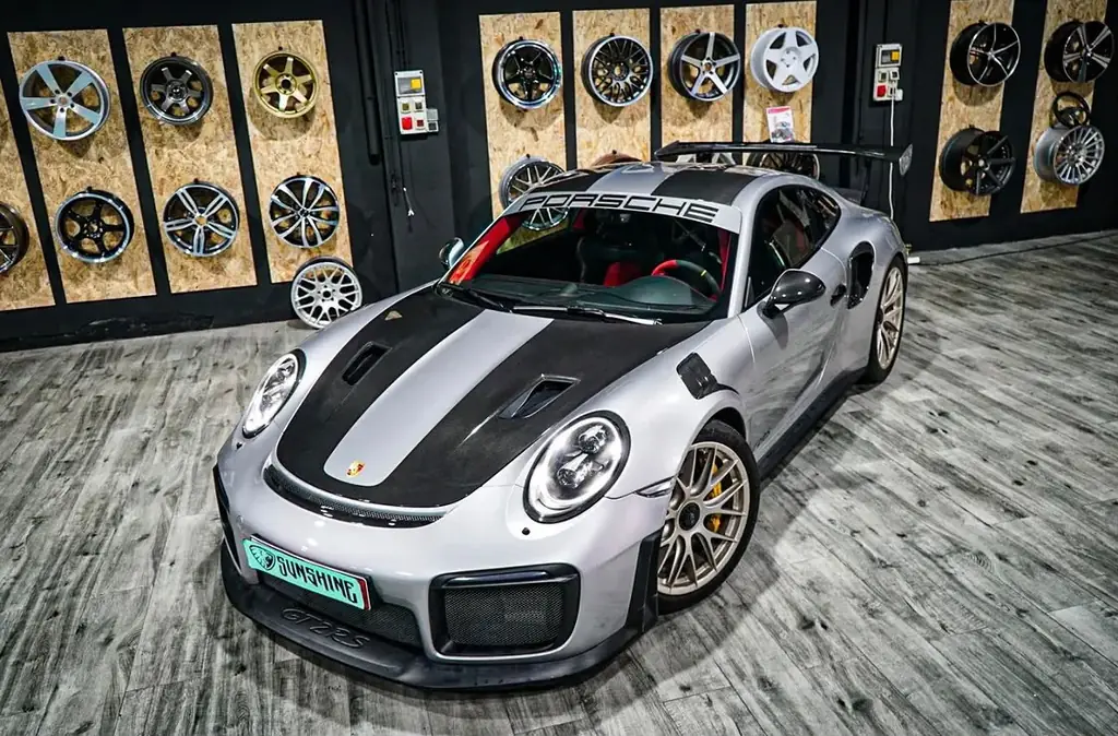 Porsche 911 GT2 RS con las lunas tintadas por Sunshine Tint