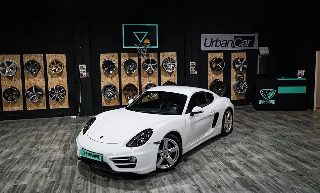 Porsche Cayman blanco con lunas tintadas por Sunshine Tint